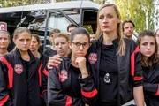Die Fußballmannschaft wird informiert, dass ihre Mitspielerin Larissa tot aufgefunden wurde. Von links: Emily (Larissa Gazdag-Peichär), Trainerin Nina Hartl (Barbara Sotelsek), erste Reihe dahinter von links: Minou (Kira Schimmel), Kira (Julia Wozek), Julia (Philine Hofmann). Die Fußballmannschaft wird informiert, dass ihre Mitspielerin Larissa tot aufgefunden wurde. Von links: Emily (Larissa Gazdag-Peichär), Trainerin Nina Hartl (Barbara Sotelsek), erste Reihe dahinter von links: Minou (Kira Schimmel), Kira (Julia Wozek), Julia (Philine Hofmann).