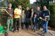 Die Beet-Br&uuml;der werden von einer deutsch-t&uuml;rkischen Familie aus Augustdorf um Hilfe gebeten. V.l.: Ralf Dammasch, Claus, Nihal, Vater Ali, Elif, Malik, Mama Daniela, Ralle