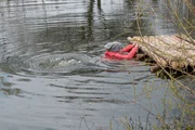 Nele (Eva Menzinger) ist ins Wasser gefallen. Sie kann aber nicht schwimmen!