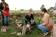 Kaninchen Poffel ist krank. Nele und ihrer Mutter (li: Eva Menzinger, Johanna Menzinger) sind besorgt. Leo (Philis Lara Lau) unterst&uuml;tzt Philipp (Heikko Deutschmann), der seit kurzem von einer Tierarztpraxis in Afrika tr&auml;umt.