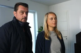 Bergmann (Hary Prinz, li.) mit Anni (Anna Unterberger) im Einsatz.