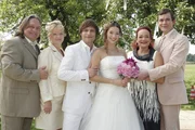 Die glückliche Familie: v.l.n.r. Bernd (Volker Herold), Helga (Ulrike Mai), Bruno (Tim Sander), Hannah (Laura Osswald), Peggy (Yvonne Hornack), René (Dirk Schoedon) Die glückliche Familie: v.l.n.r. Bernd (Volker Herold), Helga (Ulrike Mai), Bruno (Tim Sander), Hannah (Laura Osswald), Peggy (Yvonne Hornack), René (Dirk Schoedon)