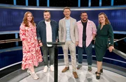 Moderator Alexander Bommes mit den Kandidat:innen (v.l.n.r.): Jana Maiaroli, Jens Mahrhold (NDR 2), Patrick Stein, Gesa Ufer (radioeins).