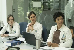 L-R: Courtney (Ellen Page), Marlo (Nina Dobrev) und Sophia (Kiersey Clemons)