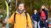 Durch einen anonymen Anruf konnten Markus (Sebastian Ströbel, l.) und Katharina (Luise Bähr, r.) die verunglückte Mona Münster (Friederike Linke, M.) retten. Durch einen anonymen Anruf konnten Markus (Sebastian Ströbel, l.) und Katharina (Luise Bähr, r.) die verunglückte Mona Münster (Friederike Linke, M.) retten.