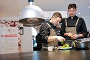 Konzentriert bei der Arbeit: Ausbilder Manuel (l) mit Koch-Azubi Erik.