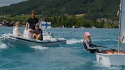 Opti-Trainer Vincent Wenger-Oehn (stehend im Hintergrund) gibt Nachwuchsseglerin Philippa Klinger Tipps