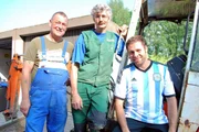 Handwerker-K&ouml;nig Ralle (l.), Garten-Guru Ralf Dammasch (M.) und Diplom-Biologe Claus machen sich auf den Weg nach Selb in Oberfranken. Seit einem Jahr wohnen hier zwei Familien in einem gemeinsamen Haus. Der gro&szlig;e Garten hinterm Haus blieb w&auml;hrend der Renovierungsarbeiten unber&uuml;hrt. Jetzt m&uuml;ssen die Beet-Br&uuml;der ran...
