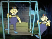 Donny und Dawson verspotten Alice. Wie immer benehmen sich die beiden Lausbuben &auml;u&szlig;erst flegelhaft.