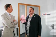 Rosenheim-Cop Korbinian Hofer (Joseph Hannesschläger, re.) konfrontiert Bernd Schelling (Moritz Lindbergh, li.) mit den neuesten Ermittlungsergebnissen. Rosenheim-Cop Korbinian Hofer (Joseph Hannesschläger, re.) konfrontiert Bernd Schelling (Moritz Lindbergh, li.) mit den neuesten Ermittlungsergebnissen.