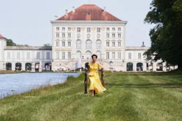 Gitti Kronlechner (Adele Neuhauser) eilt zur Hochzeit ihrer Freundin.