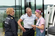 ARD WAPO BODENSEE FOLGE 90 (WH.), "Tödliche Lügen". Tanja Mayer (Karolina Horster, r.), die Putzfrau der Toten wird von Paul Schott (Tim Wilde, M.) und Nele Fehrenbach (Floriane Daniel, l.) befragt, ob sie Streitigkeiten bemerkt hat. ARD WAPO BODENSEE FOLGE 90 (WH.), "Tödliche Lügen". Tanja Mayer (Karolina Horster, r.), die Putzfrau der Toten wird von Paul Schott (Tim Wilde, M.) und Nele Fehrenbach (Floriane Daniel, l.) befragt, ob sie Streitigkeiten bemerkt hat.