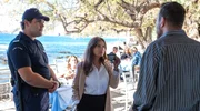 Gemeinsam befragen Kommissarin Eleni Theodoraki (Naomi Krauss, Mitte) und ihr Neffe Alexis (Danilo Kamperidis, li.) den Tavernenbesitzer Stavros Pentakis (Michael Sideris, re.). Gemeinsam befragen Kommissarin Eleni Theodoraki (Naomi Krauss, Mitte) und ihr Neffe Alexis (Danilo Kamperidis, li.) den Tavernenbesitzer Stavros Pentakis (Michael Sideris, re.).