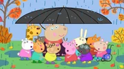Drau&szlig;en sollen die Kinder den Ger&auml;uschen lauschen und sich f&uuml;r ihre Gedichte inspirieren lassen. Regentropfen prasseln auf den Schirm von Madame Gazelle (mi.).