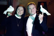 Lassen die Streith&auml;hne Schwester Lotte (Jutta Speidel, l.) und B&uuml;rgermeister W&ouml;ller (Fritz Wepper, r.) endlich Friedenstauben steigen?