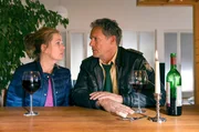 W&auml;hrend eines Rollenspiels, bei dem Hubert (Christian Tamitz, rechts) die Rolle des verschiedenen Ferdl Rauchschwarz &uuml;bernimmt, versucht er, Anjas (Karin Thaler) versch&uuml;ttete Erinnerungen wieder zum Vorschein zu holen.