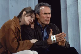Die finsteren Schatten der Vergangenheit sind verweht: Frank (Clint Eastwood, r.) und seine geliebte Lilly (Rene Russo, l.) schauen in eine gemeinsame Zukunft ...