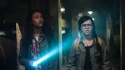 L-R: Nora (Naomi Hasselberg Thorsrud) und Emma (Franziska Tørnquist) machen in einem alten Weinkeller eine Entdeckung. L-R: Nora (Naomi Hasselberg Thorsrud) und Emma (Franziska Tørnquist) machen in einem alten Weinkeller eine Entdeckung.