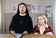 Schwester Lotte (Jutta Speidel, l.) begleitet Rebecca Bachmann (Sophie Belcredi, r.) aufs Polizeirevier.