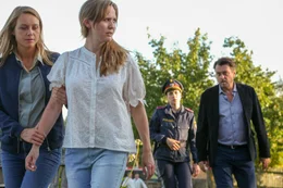 v.li.: Anni Sulmtaler (Anna Unterberger), Jana Skoff (Emily Cox), Polizistin (Sophia Grabner), Sascha Bergmann (Hary Prinz).