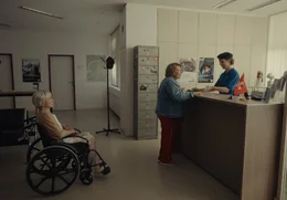 (v.li.): Helene (Christine Ostermayer), Toni (Margarethe Tiesel), Grenzbeamtin (Lisa Lena Tritscher).