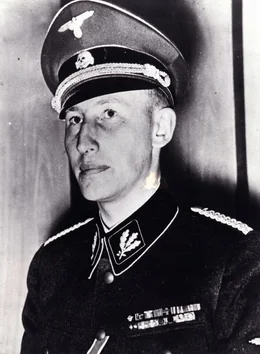 F&uuml;r die Nazis der perfekte Nationalsozialist: SS Obergruppenf&uuml;hrer Reinhard Heydrich (1904-1942) sa&szlig; am 20.01.1942 der Besprechung zur "Endl&ouml;sung der Judenfrage" im G&auml;stehaus der Sicherheitspolizei und des Sicherheitsdienstes, Am Gro&szlig;en Wannsee 56-58 in Berlin vor. (Foto: 1940)