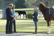 Horatio (David Caruso) und Natalia (Eva La Rue) befragen die Reitstall-Besitzerin Joanna Toring (Bo Derek, re.) nach den zwei ermordeten Studentinnen, die ihre Pferde bei ihr untergestellt hatten.