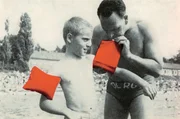Der Hamburger Bernhard Markwitz mit seiner wegweisenden Erfindung aus den 1960ern: die Schwimmflügel. Der Hamburger Bernhard Markwitz mit seiner wegweisenden Erfindung aus den 1960ern: die Schwimmflügel.