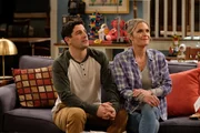 Mike (Jason Biggs, l.); Kay (Maggie Lawson, r.)
