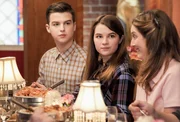 (v.li.): Iain Armitage (Sheldon Cooper), Raegan Revord (Missy Cooper), Zoe Perry (Mary Cooper).