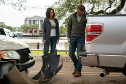 Miranda Wells (Katie Holmes, l.); Bray (Josh Lucas, r.)