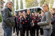 v.li.: Carl Ribarski (Stefan Jürgens), Emily (Larissa Gazdag-Peichär), Nina Hartl (Barbara Sotelsek), Julia (Philine Hofmann), Leonie (Elena Krauss), Penny Lanz (Lilian Klebow) v.li.: Carl Ribarski (Stefan Jürgens), Emily (Larissa Gazdag-Peichär), Nina Hartl (Barbara Sotelsek), Julia (Philine Hofmann), Leonie (Elena Krauss), Penny Lanz (Lilian Klebow)