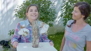 Anna (links) ist stolz auf ihren selbstgefertigten Heubaum f&uuml;r Meerschweinchen. Die Tiere m&uuml;ssen sich an den Heus&auml;ckchen ihr Futter selbst erarbeiten.