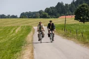 Hubert (Christian Tramitz, links) und Staller (Helmfried von L&uuml;ttichau) fahren mit dem Rad &uuml;bers Land, da Polizeirat Girwidz angeordnet hat aufgrund des Energiespar-Wettbewerbs vom Auto auf das Rad umzusteigen.
