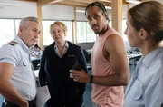 Paul Schott (Tim Wilde, l.) und Nele Fehrenbach (Floriane Daniel, 2.v.l.) nehmen die Vermisstenanzeige von Malte Hummert (Jonathan Kwesi Aikins, 2.v.r.) auf, dessen Freundin verschwunden ist. Paul Schott (Tim Wilde, l.) und Nele Fehrenbach (Floriane Daniel, 2.v.l.) nehmen die Vermisstenanzeige von Malte Hummert (Jonathan Kwesi Aikins, 2.v.r.) auf, dessen Freundin verschwunden ist.