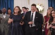Auf der Hochzeit ihrer Kollegen f&uuml;hlen (M.:) Brennan (Emily Deschanel) und Booth (David Boreanaz) sich so sorgenfrei wie schon lange nicht mehr und genie&szlig;en mit den anderen G&auml;sten die ausgelassene Stimmung.