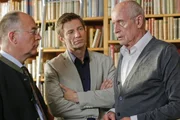 Dass der Antiquar Weimar (Heinz Trixner, re.) angeblich nichts über das alte Notenblatt weiß, zweifeln Kommissar Hansen (Igor Jeftic, m.) und Polizeichef Achtziger (Alexander Duda, li.) an. Dass der Antiquar Weimar (Heinz Trixner, re.) angeblich nichts über das alte Notenblatt weiß, zweifeln Kommissar Hansen (Igor Jeftic, m.) und Polizeichef Achtziger (Alexander Duda, li.) an.