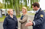 Christiane Fahlbusch (Astrid M. Fünderich, M.) gibt Kevin die Schuld am Tod ihrer Tochter und macht gegenüber Nele Fehrenbach (Floriane Daniel, l.) und Jakob Frings (Max König, r.) keinen Hehl daraus, dass sie Kevins Tod keinesfalls betrauert. Christiane Fahlbusch (Astrid M. Fünderich, M.) gibt Kevin die Schuld am Tod ihrer Tochter und macht gegenüber Nele Fehrenbach (Floriane Daniel, l.) und Jakob Frings (Max König, r.) keinen Hehl daraus, dass sie Kevins Tod keinesfalls betrauert.