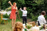 Familie Kerkeling feiert gerne gemeinsam. Hier tanzt Hans-Peter (Julius Weckauf, 2.v.r.) mit Tante Anne-Marie (Eva Verena M&uuml;ller, l.).