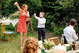 Familie Kerkeling feiert gerne gemeinsam. Hier tanzt Hans-Peter (Julius Weckauf, 2.v.r.) mit Tante Anne-Marie (Eva Verena M&uuml;ller, l.).
