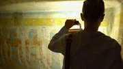 Grabungsleiterin Dr. Anke Weber vor Reliefs im Grab einer königlichen Gemahlin von Ramses III. Grabungsleiterin Dr. Anke Weber vor Reliefs im Grab einer königlichen Gemahlin von Ramses III.
