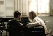 Können Nic (Emily VanCamp, r.) und Conrad (Matt Czuchry, l.) Beweise finden, um Nics Unschuld zu beweisen? Können Nic (Emily VanCamp, r.) und Conrad (Matt Czuchry, l.) Beweise finden, um Nics Unschuld zu beweisen?
