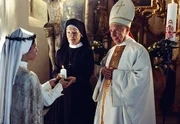 Feierliche Aufnahmezeremonie für Novizin Gina (Donia Ben-Jemia, l.) mit Bischof Rossbauer (Horst Sachtleben, r.) und Mutter Oberin (Rosel Zech, M.). Feierliche Aufnahmezeremonie für Novizin Gina (Donia Ben-Jemia, l.) mit Bischof Rossbauer (Horst Sachtleben, r.) und Mutter Oberin (Rosel Zech, M.).