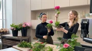 Floristin Viebi zeigt Lena, wie Blumensträuße gebunden werden. Floristin Viebi zeigt Lena, wie Blumensträuße gebunden werden.