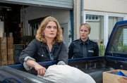 Bente Hinrichs (Sinha Melina Gierke, r.) wei&szlig;, dass ihre beste Freundin Angelika Wagner (Anna Schimrigk, l.) ihr nicht die Wahrheit sagt.