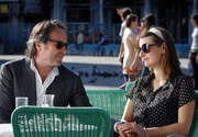 Commissario Brunetti (Uwe Kockisch) und Signorina Elettra (Annett Renneberg) betätigen sich gemeinsam als verdeckte Ermittler. Commissario Brunetti (Uwe Kockisch) und Signorina Elettra (Annett Renneberg) betätigen sich gemeinsam als verdeckte Ermittler.