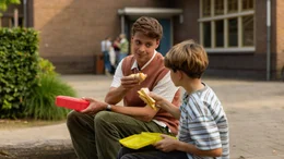 Referendar Mattes Kees (Leendert de Ridder, l.) und Tobias (Mees Blijleven, r.) teilen die gleiche Vorliebe f&uuml;r Brot mit R&uuml;hrei. Seit Mattes Kees in einer eigenen Wohnung wohnt, schafft er es oft nicht, sich ein Pausenbrot zu machen. Tobias teilt seines gern mit seinem Lehrer.