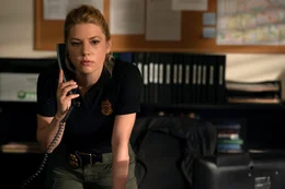 Sarah  (Katheryn Winnick) will ihren Stiefvater Jim dazu &uuml;berreden, Miguel der Grenzpolizei zu &uuml;bergeben.