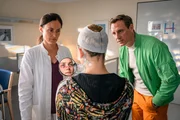 Dr. Neiss (Patrick Kalupa, r.) ist begeistert vom Ergebnis der Operation an Mimis (Lea Freund, M.) Nase, die er mit der Hilfe von Dr. Birol (Idil Üner, l.) wieder hergestellt hat. Dr. Neiss (Patrick Kalupa, r.) ist begeistert vom Ergebnis der Operation an Mimis (Lea Freund, M.) Nase, die er mit der Hilfe von Dr. Birol (Idil Üner, l.) wieder hergestellt hat.