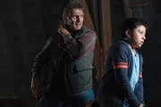 Jim (Liam Neeson, l.) bittet Miguel (Jacob Perez, r.) ihre Verfolger durch einen gezielten Schuss ins Leere  abzulenken.